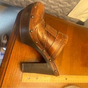 Carlos by Carlos Santana Brown kiltie heeled clogs size 7M